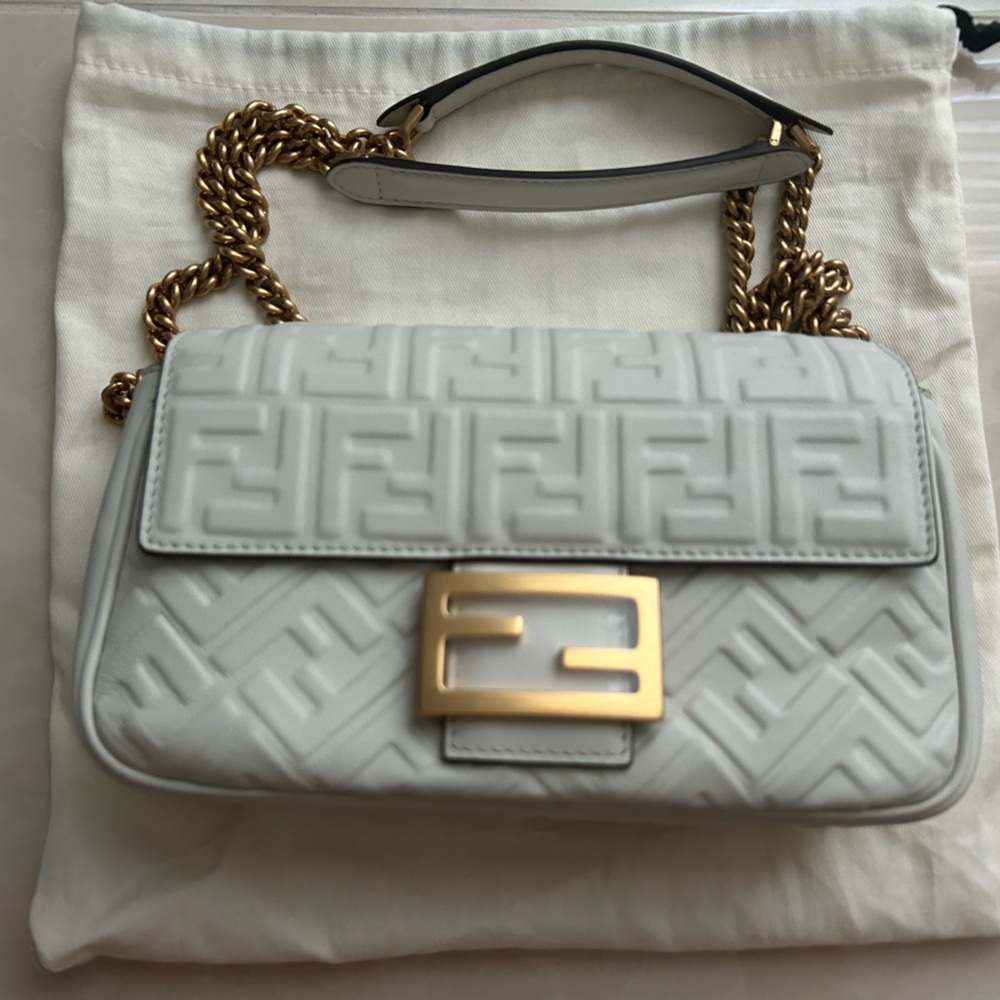AUTHENTIC Fendi Baguette Chain Midi
White nappa leather bag